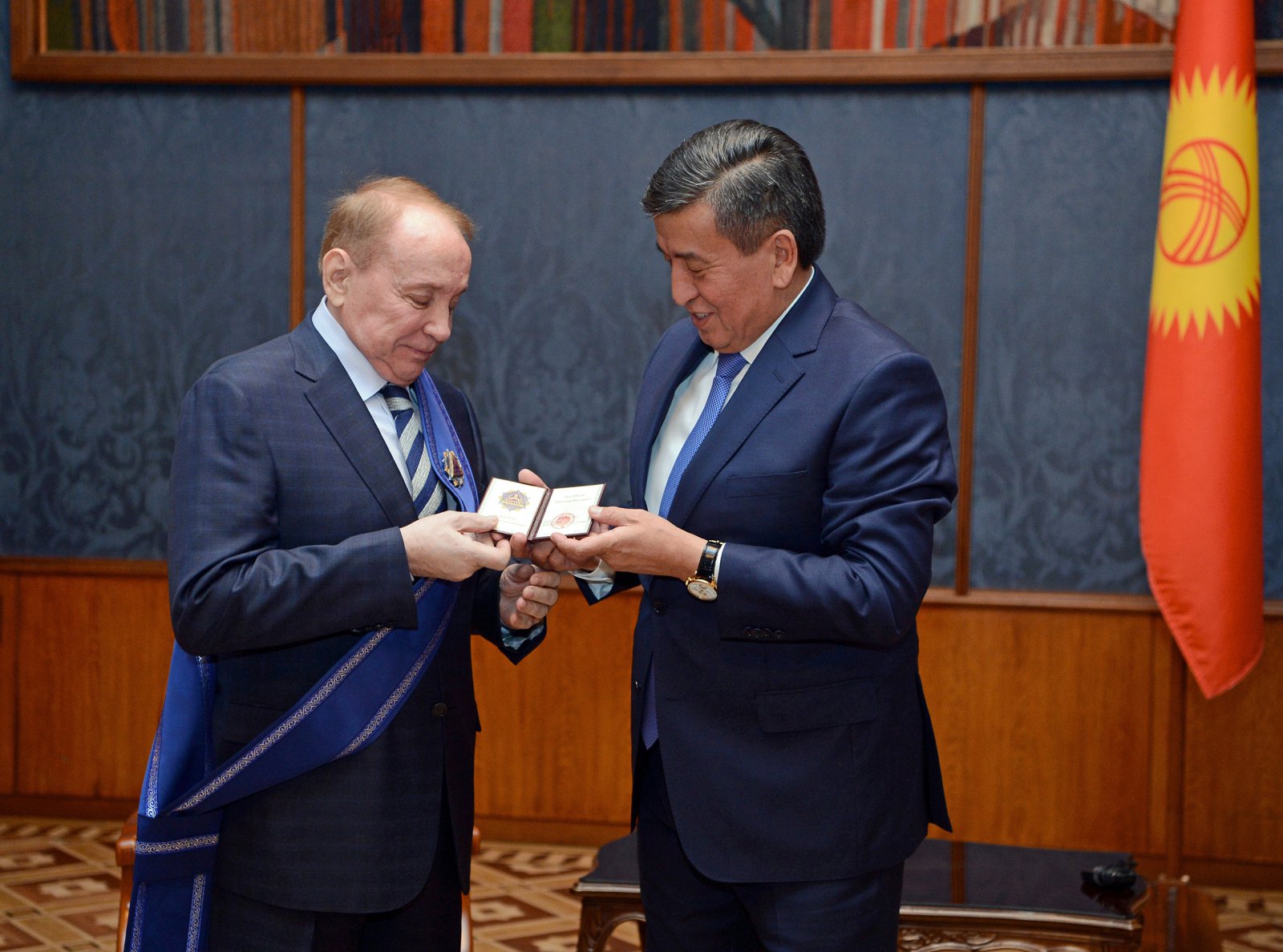 Вручение ордена  «Достук» президенту Международного союза КВН Александру Маслякову