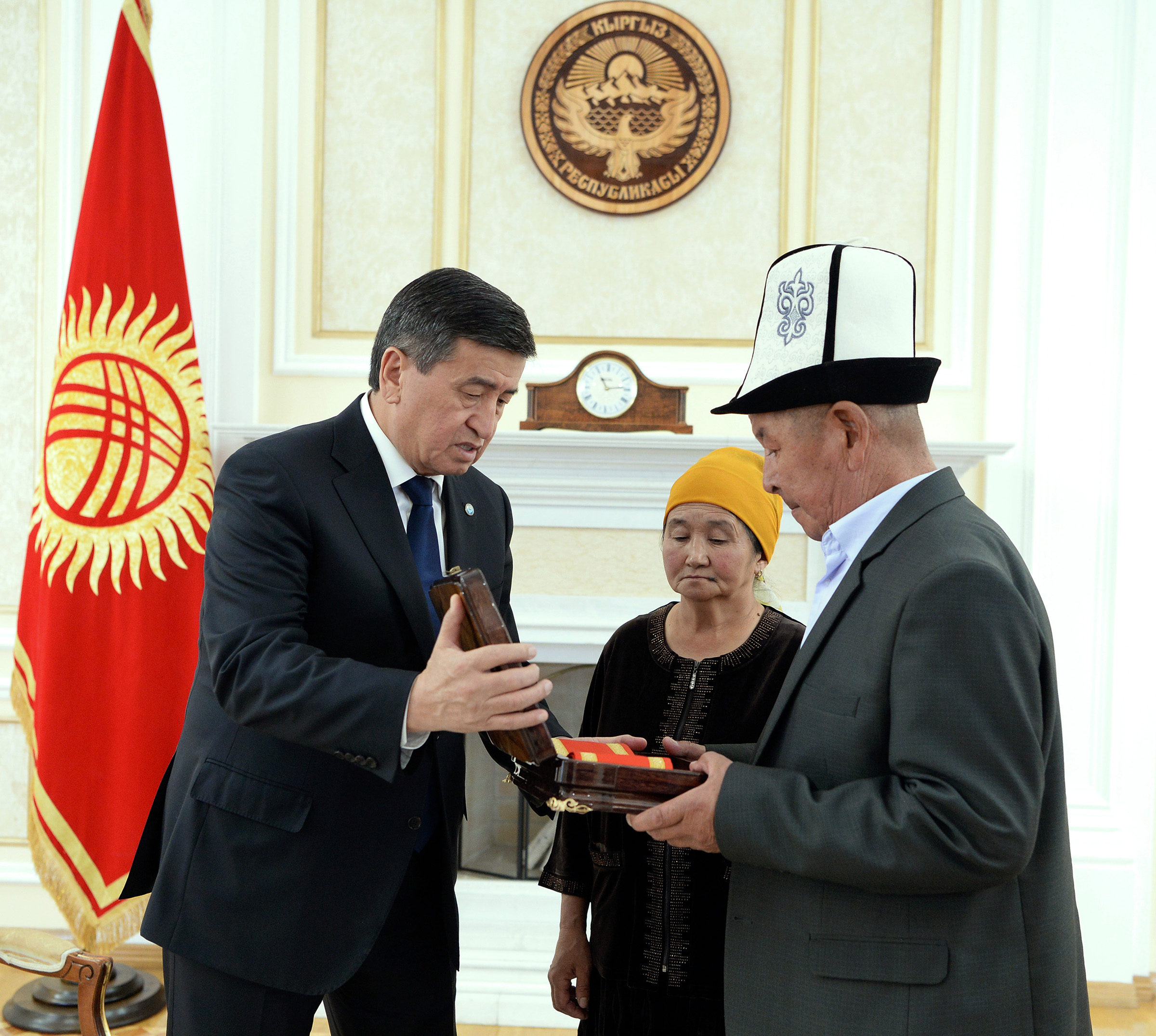 Президент Сооронбай Жээнбеков вручил медаль «Эрдик» Уланбека Эгизбаева родителям погибшего журналиста