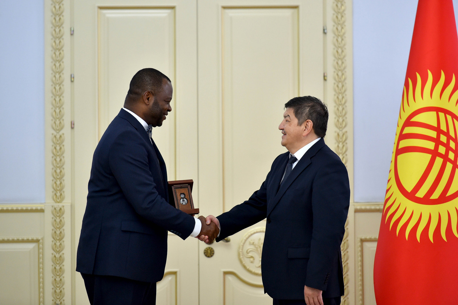 Награждение Озонниа Ожиело медалью "Данк"