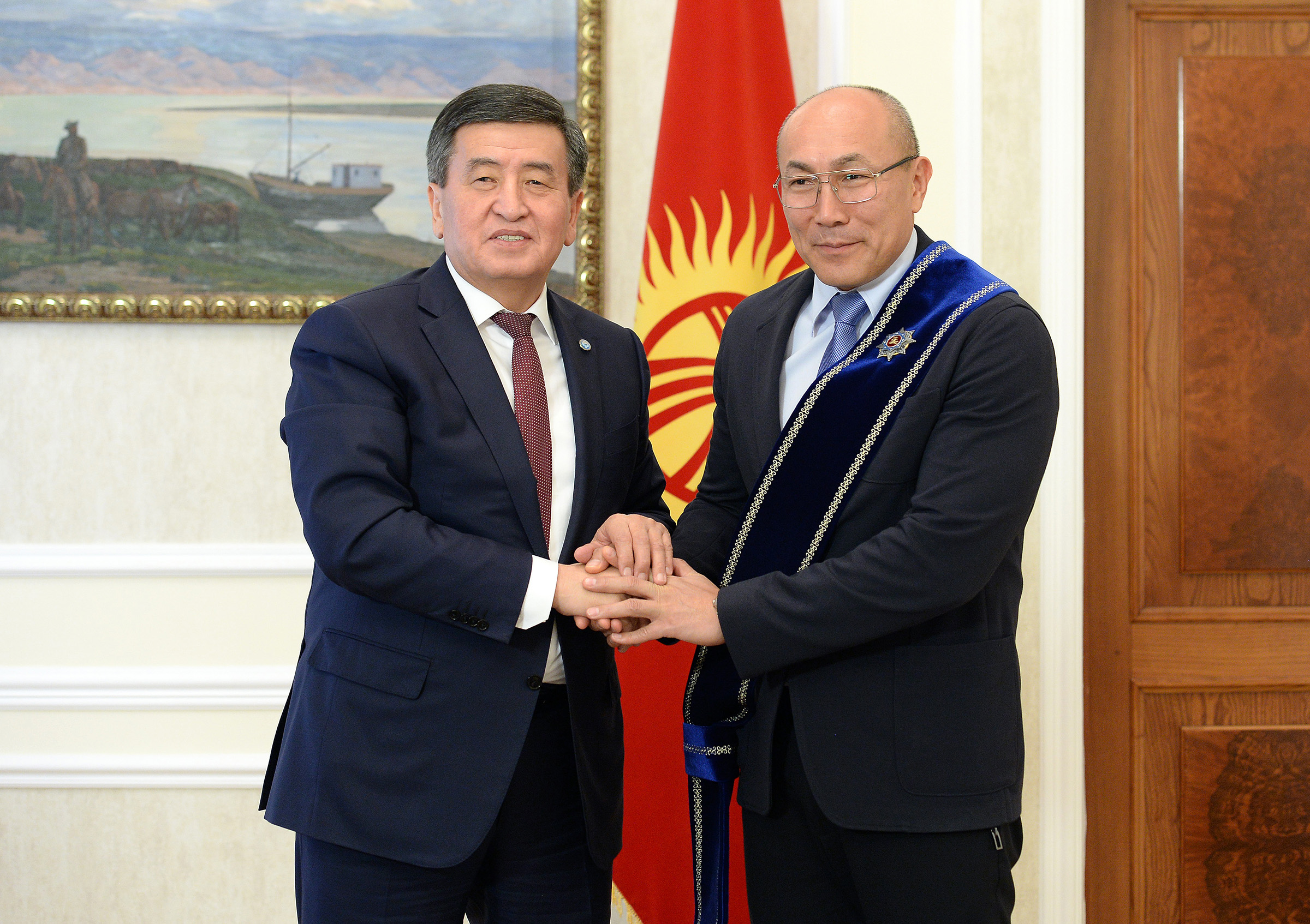 Президент Сооронбай Жээнбеков встретился с чемпионом Олимпиады и мира, легендарным гандболистом Талантом Дуйшебаевым