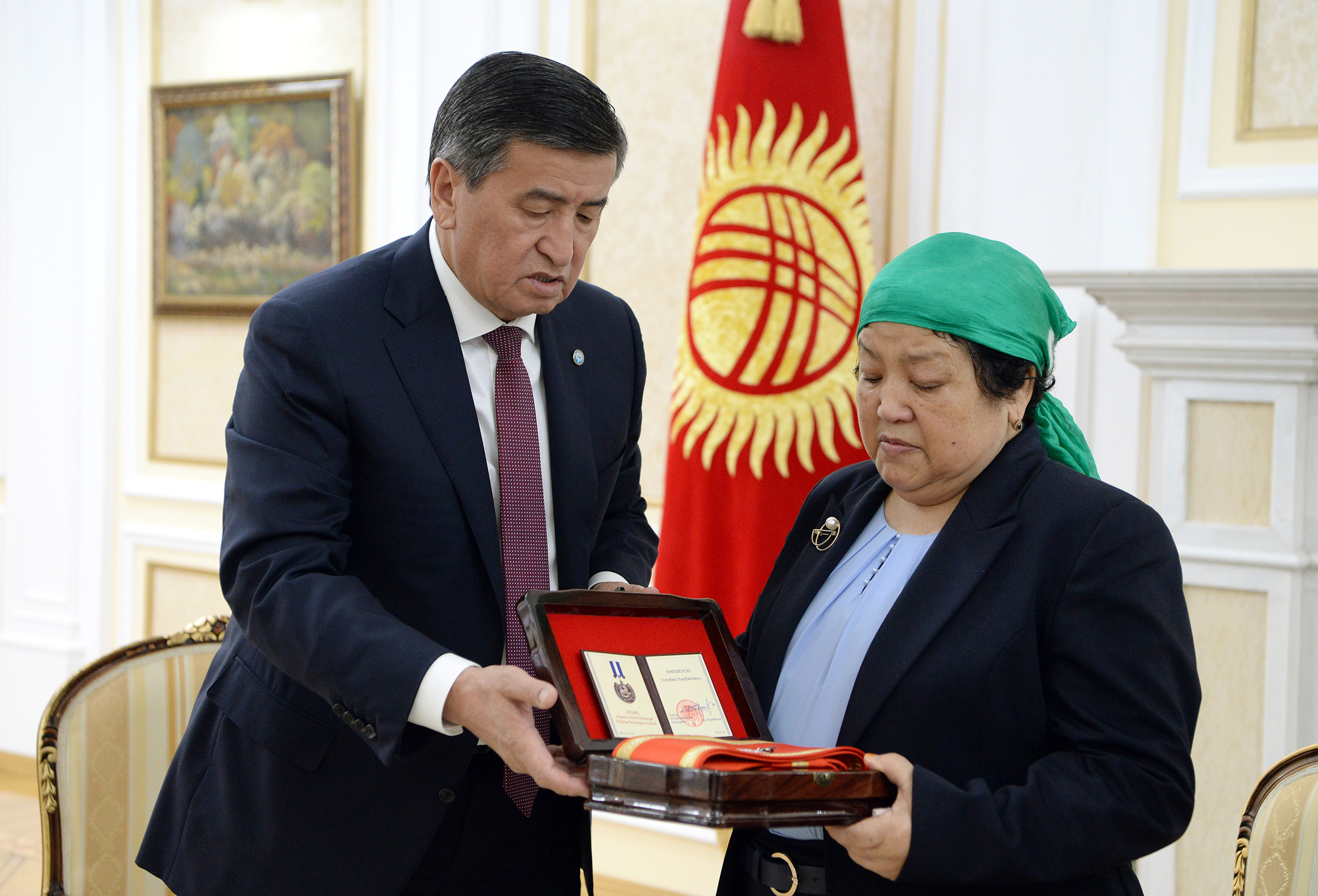 Президент Сооронбай Жээнбеков вручил семье Усенбека Ниязбекова медаль «Эрдик»