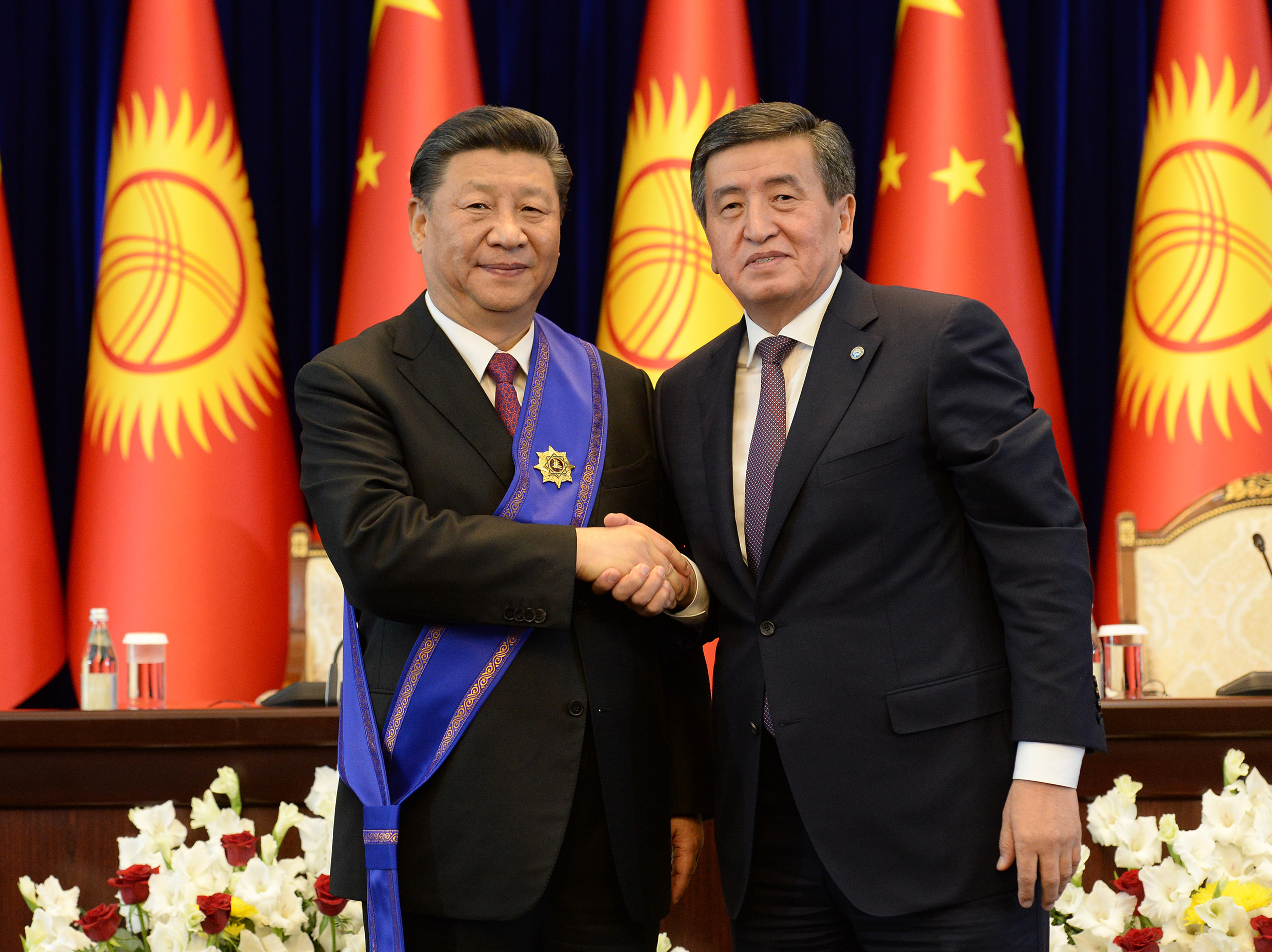 Президент Сооронбай Жээнбеков вручил Председателю Китая Си Цзиньпину орден «Манас» I степени