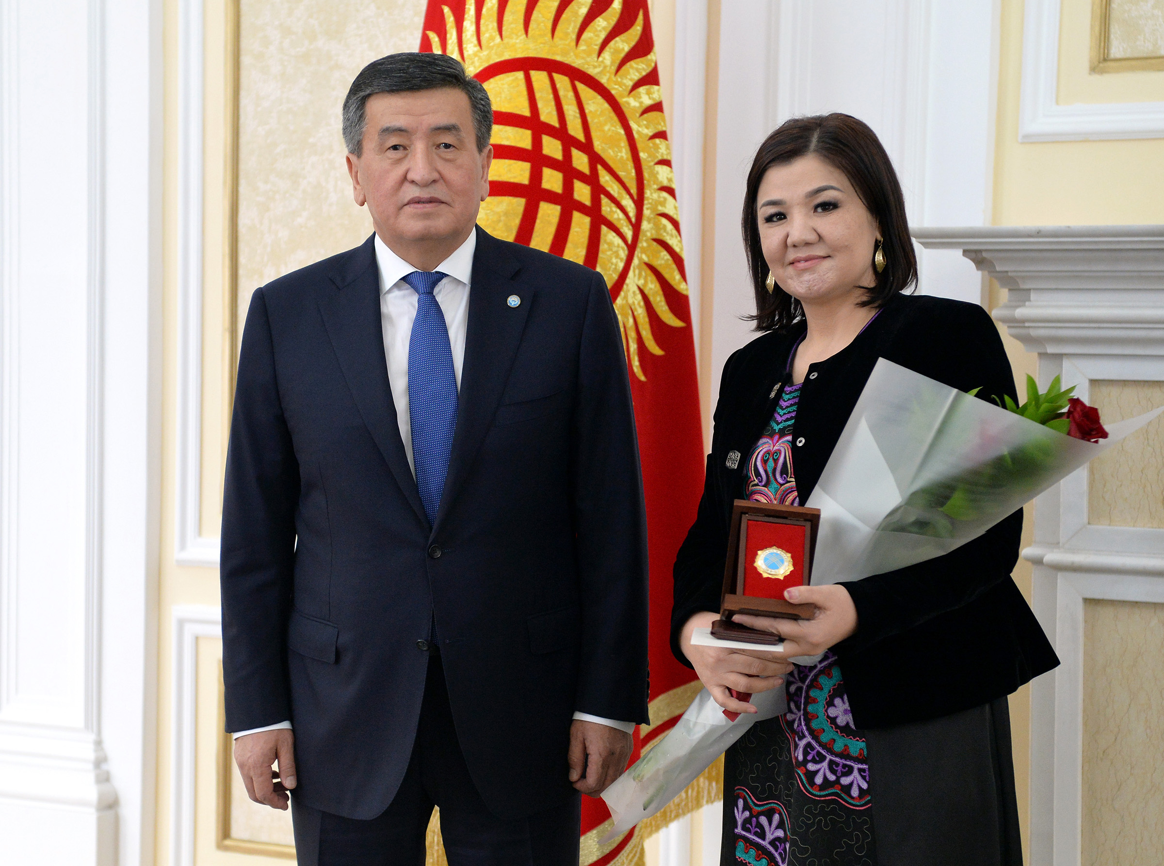 Президент Сооронбай Жээнбеков ко Дню матери наградил орденом "Баатыр эне"