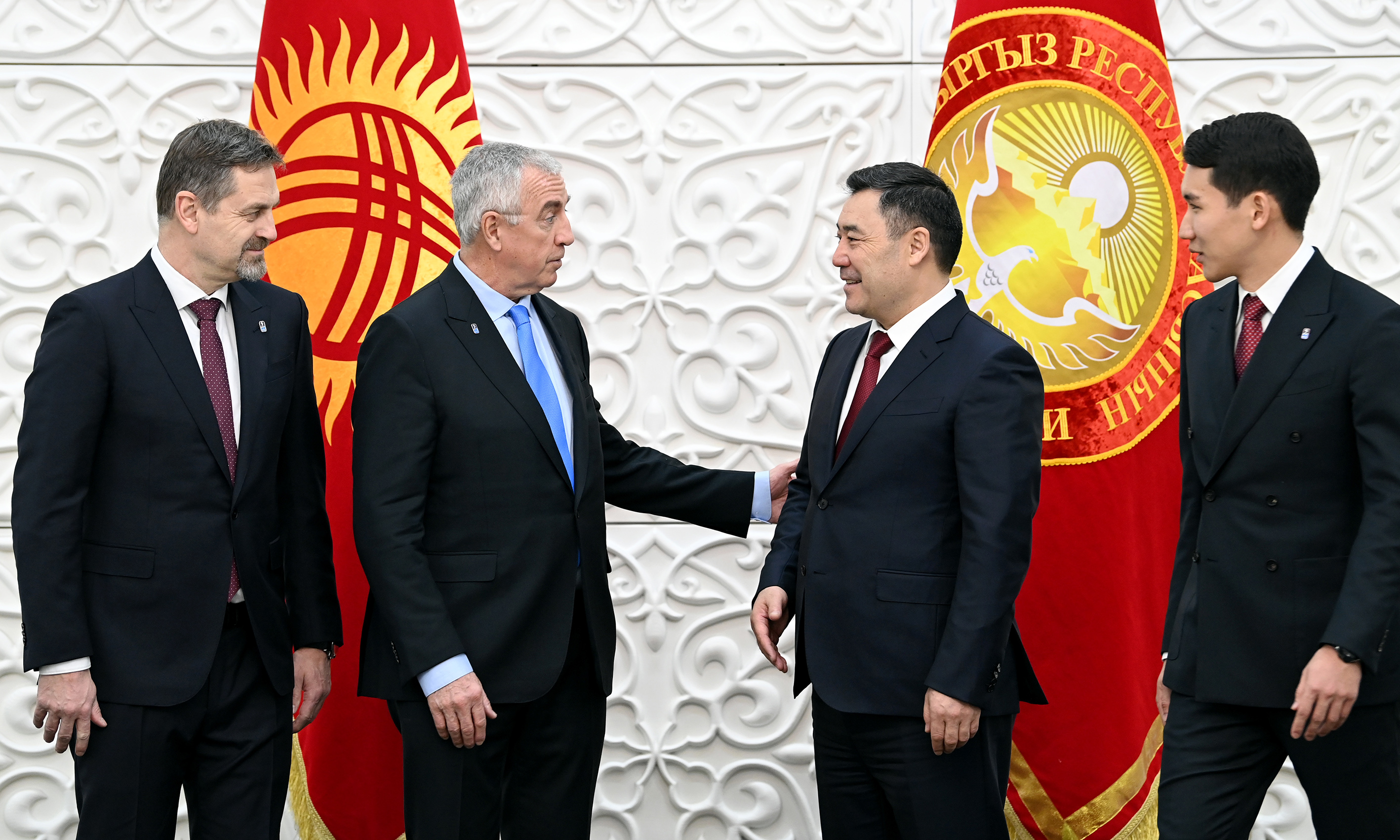 Награждение орденом "Достук" президента Международной федерации хоккея Тардифа Люка