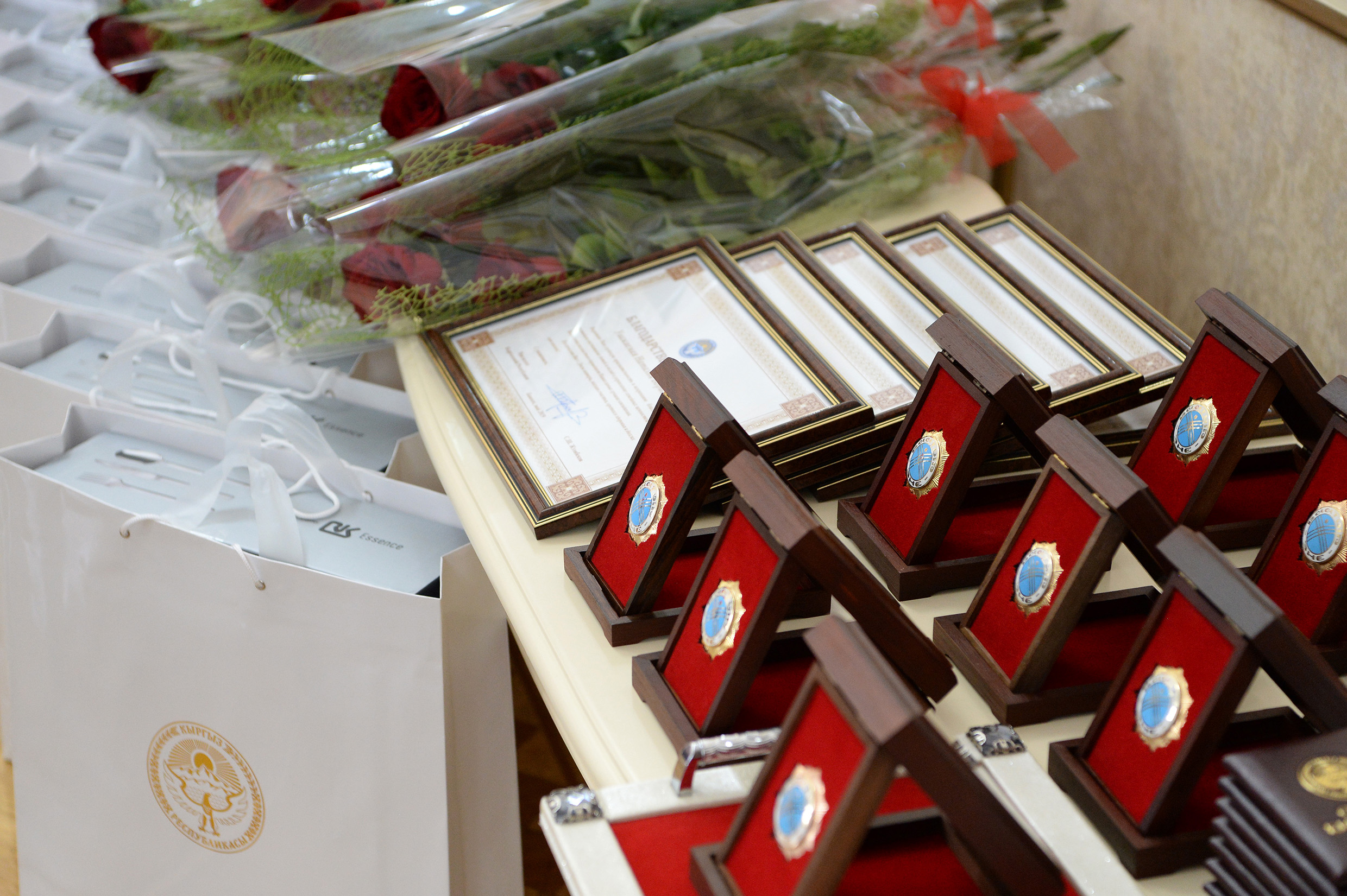 Президент Сооронбай Жээнбеков ко Дню Матери вручил награды многодетным матерям