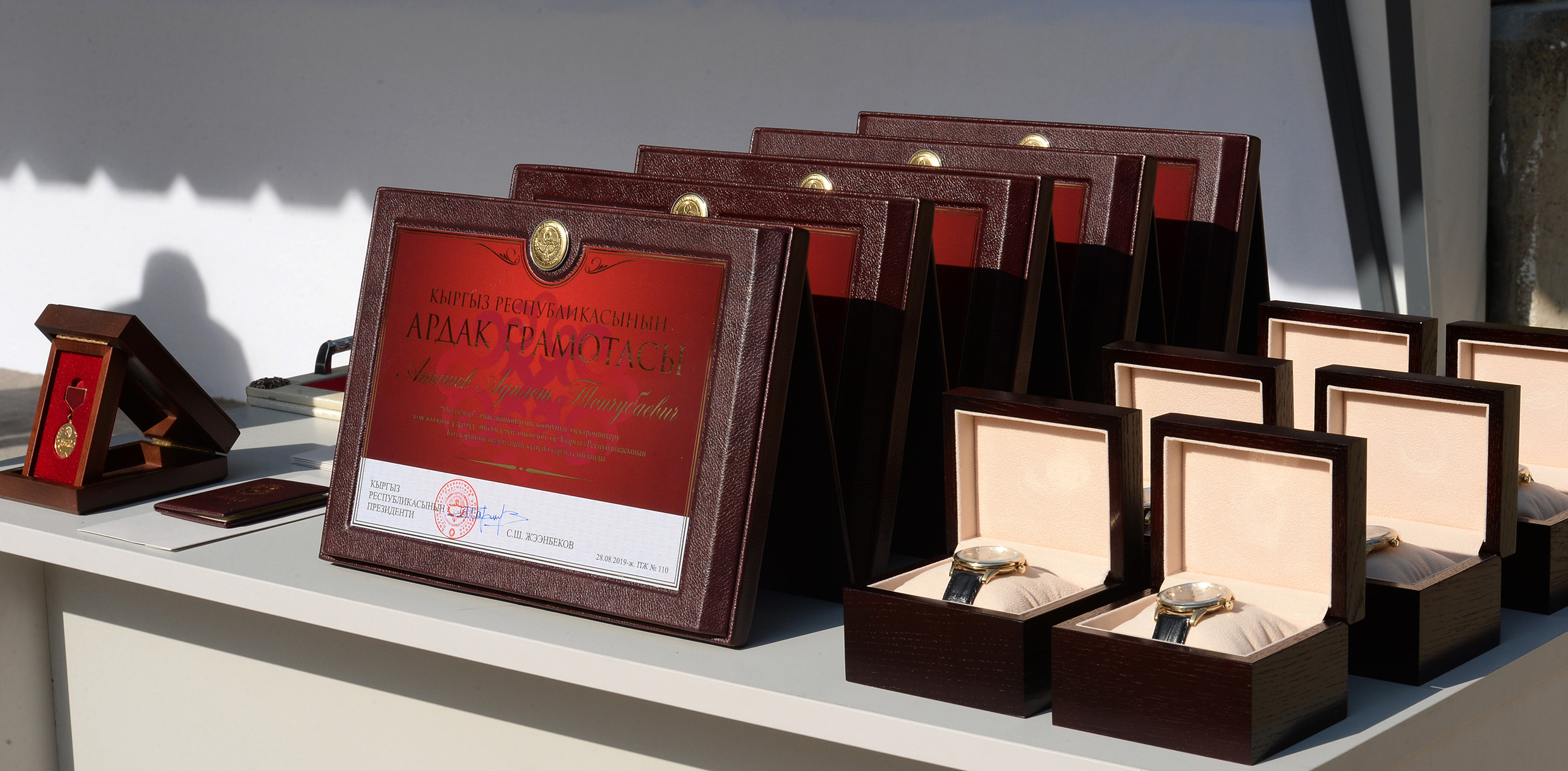 Президент Сооронбай Жээнбеков наградил отличившихся работников энергоотрасли 18/10/2019