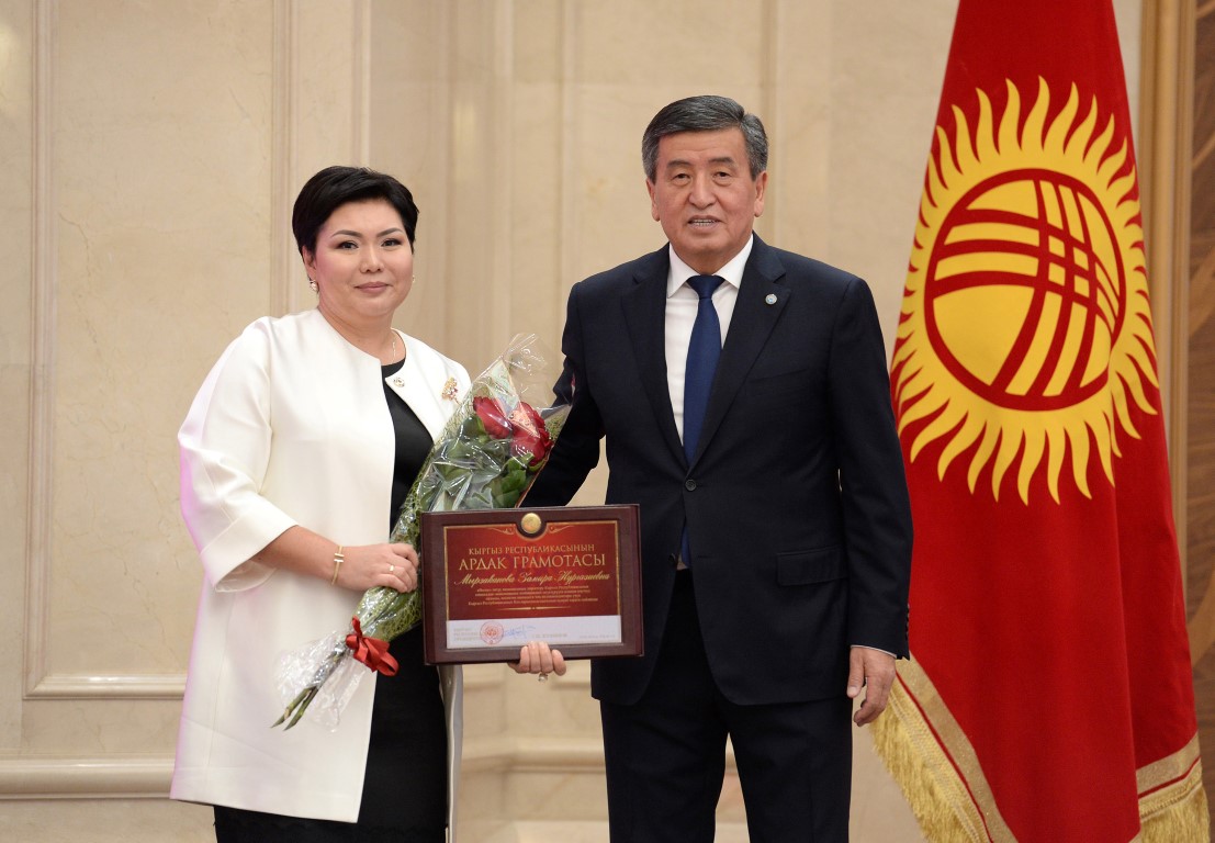 Президент Сооронбай Жээнбеков наградил кыргызстанцев государственными наградами