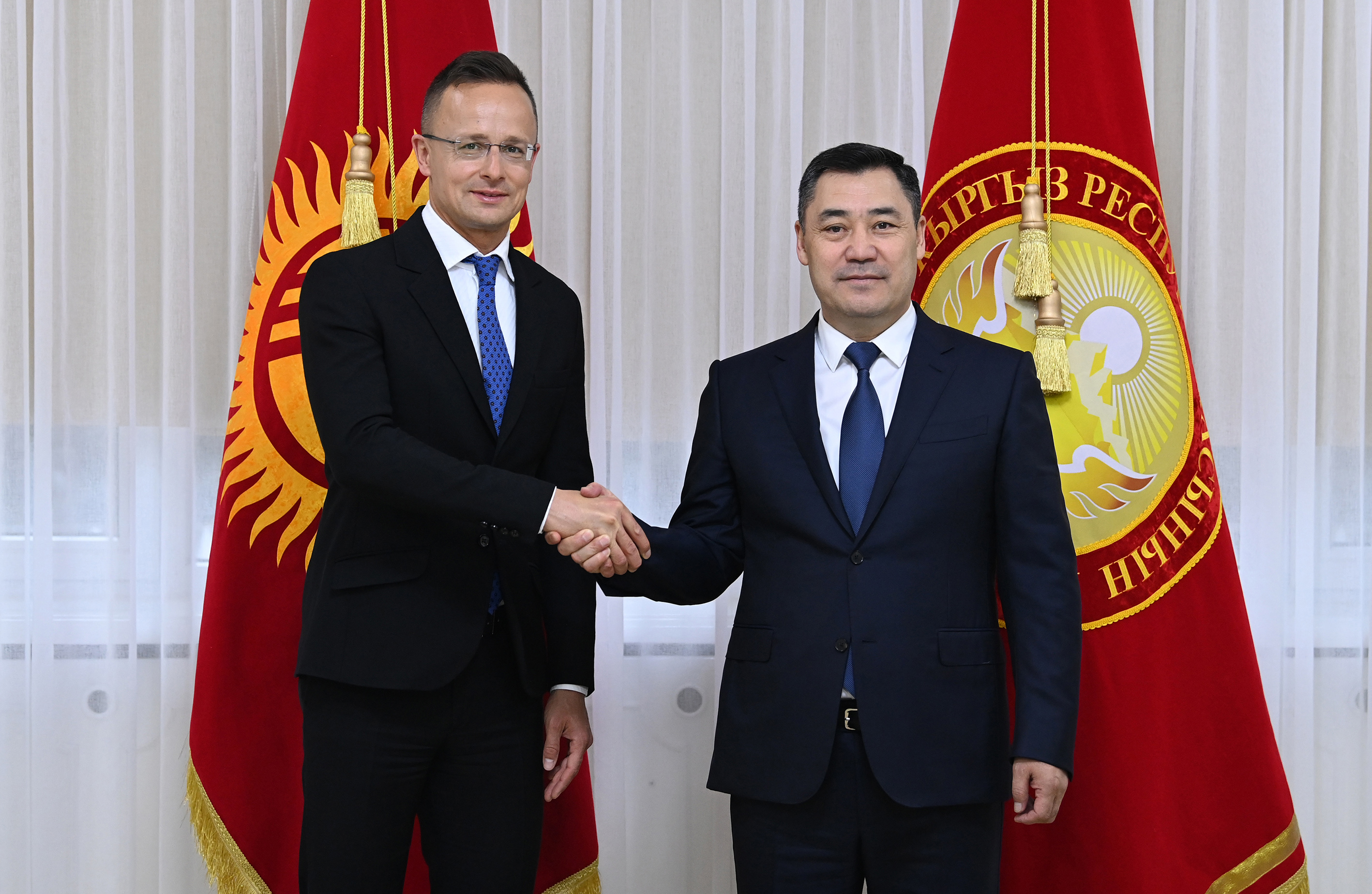 Награждение орденом "Достук" Петера Сийярто