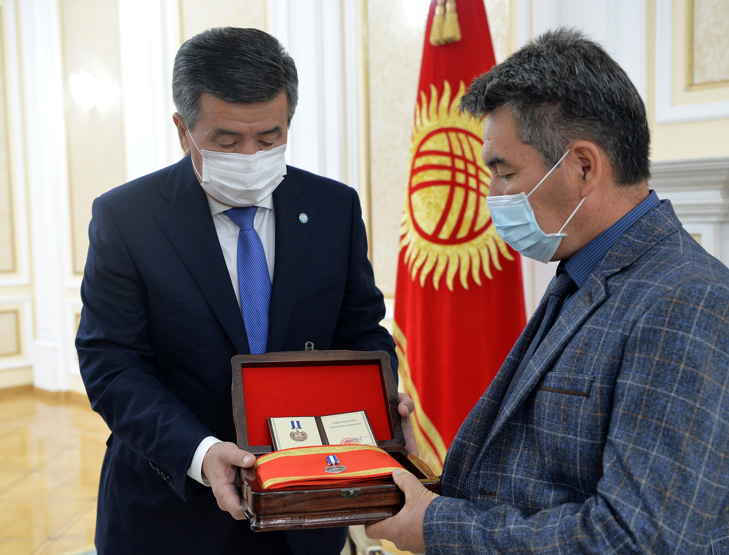 Президент Сооронбай Жээнбеков вручил семье Адинай Мырзабековой медаль «Эрдик»
