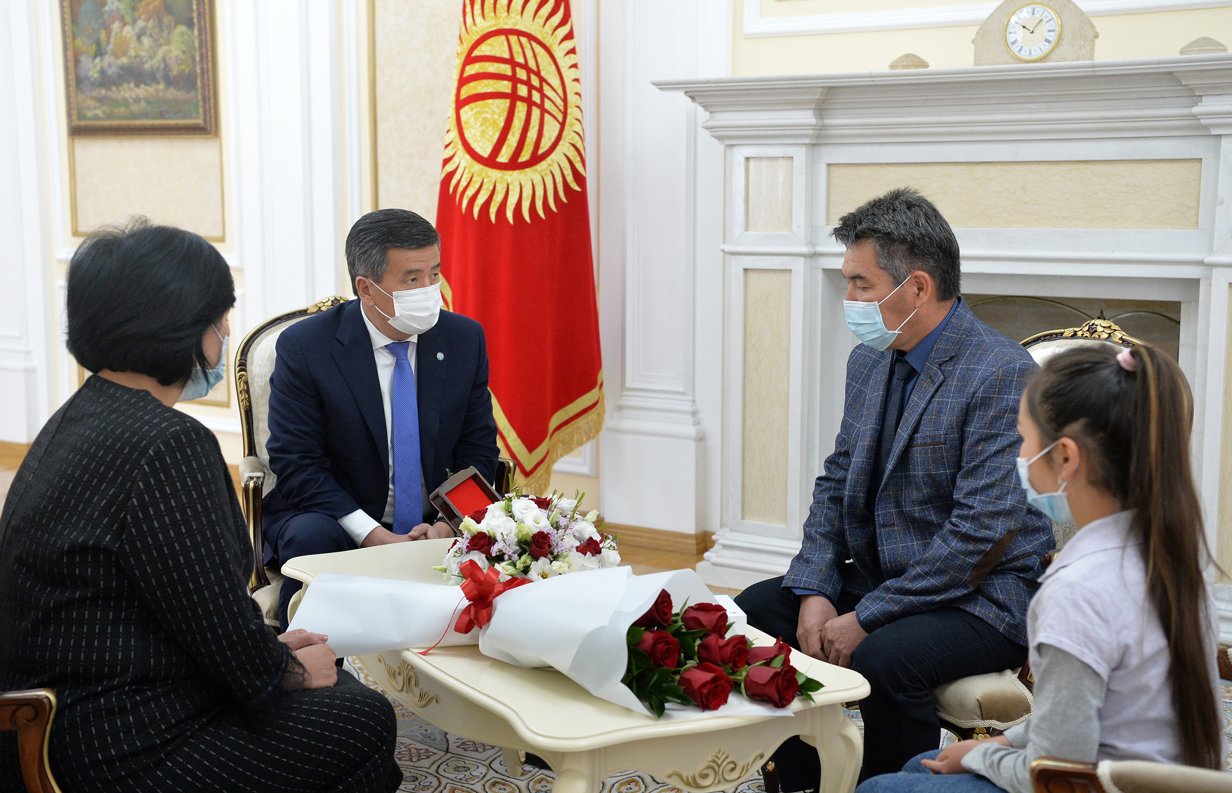 Президент Сооронбай Жээнбеков вручил семье Адинай Мырзабековой медаль «Эрдик»