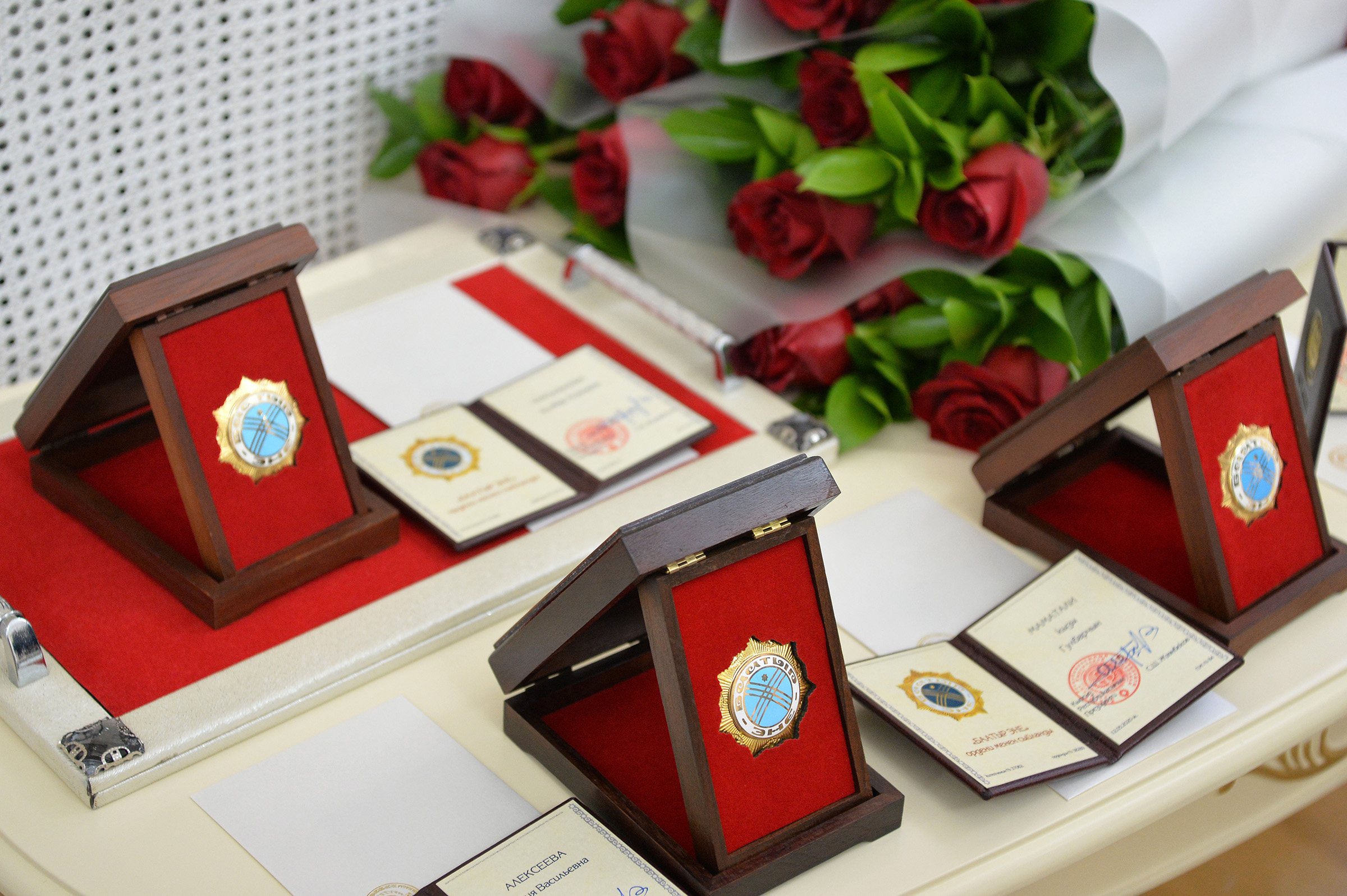 Президент Сооронбай Жээнбеков ко Дню матери наградил орденом "Баатыр эне"