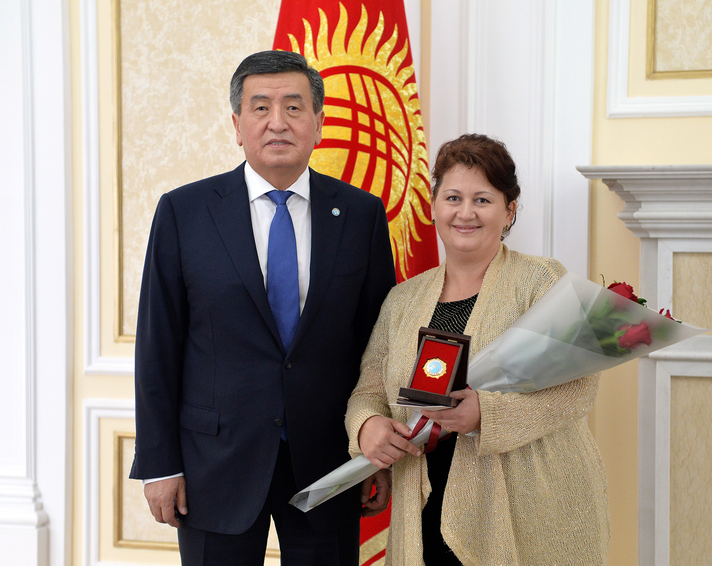 Президент Сооронбай Жээнбеков ко Дню матери наградил орденом "Баатыр эне"