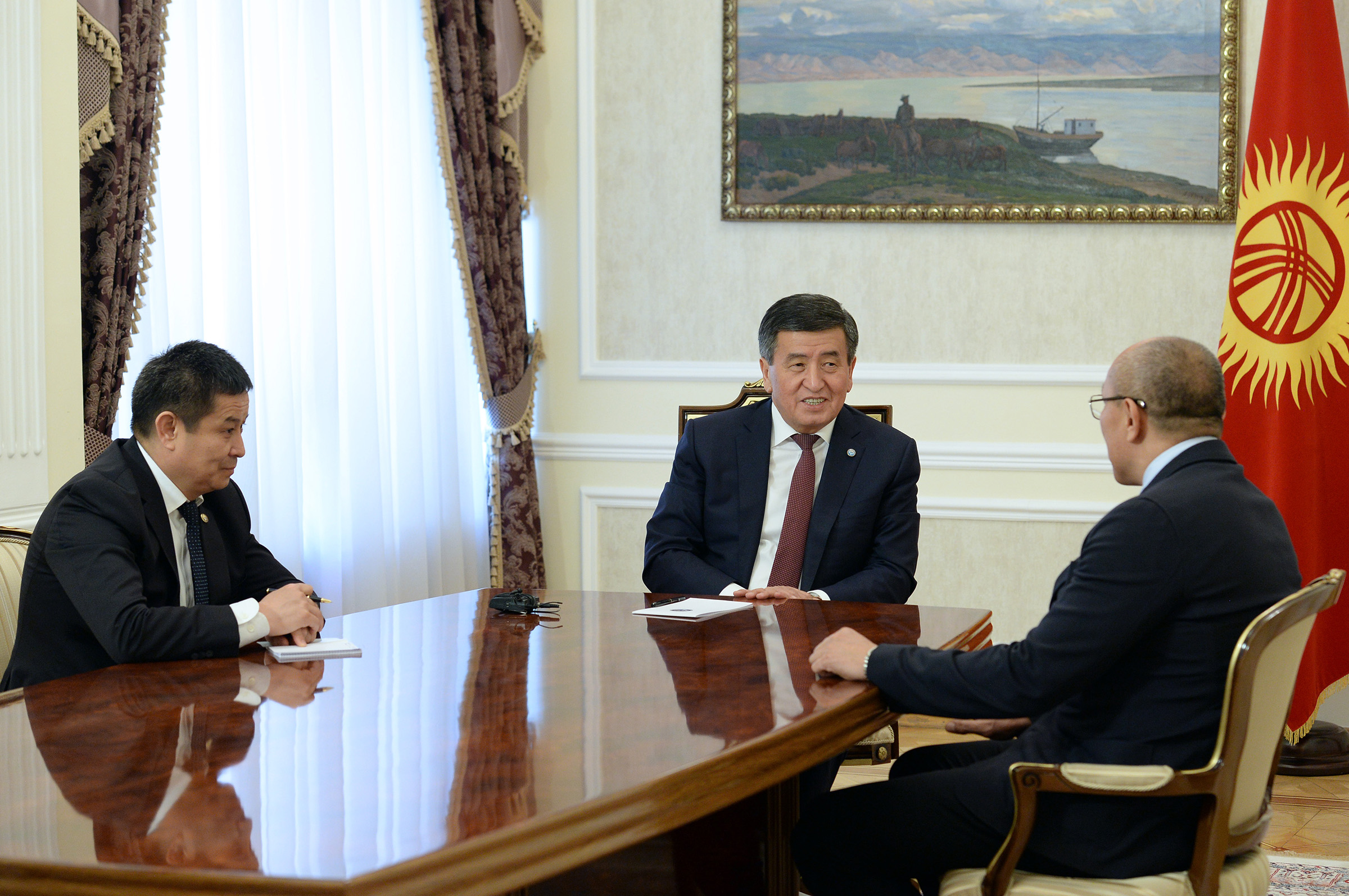 Президент Сооронбай Жээнбеков встретился с чемпионом Олимпиады и мира, легендарным гандболистом Талантом Дуйшебаевым