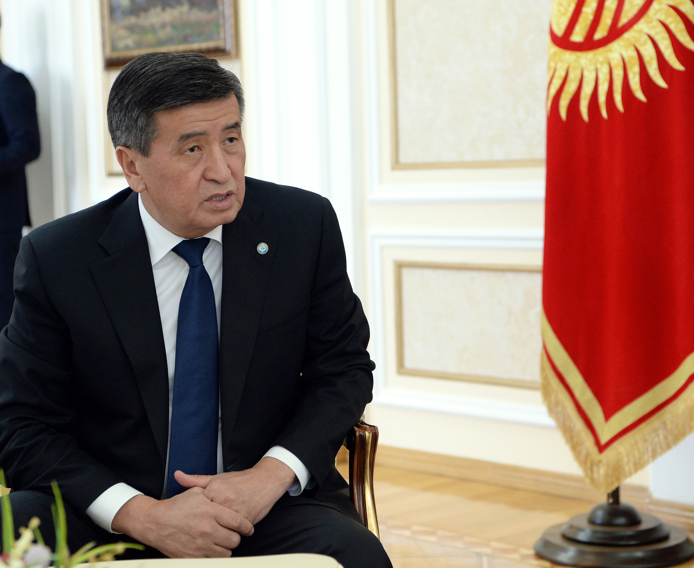 Президент Сооронбай Жээнбеков вручил медаль «Эрдик» Уланбека Эгизбаева родителям погибшего журналиста