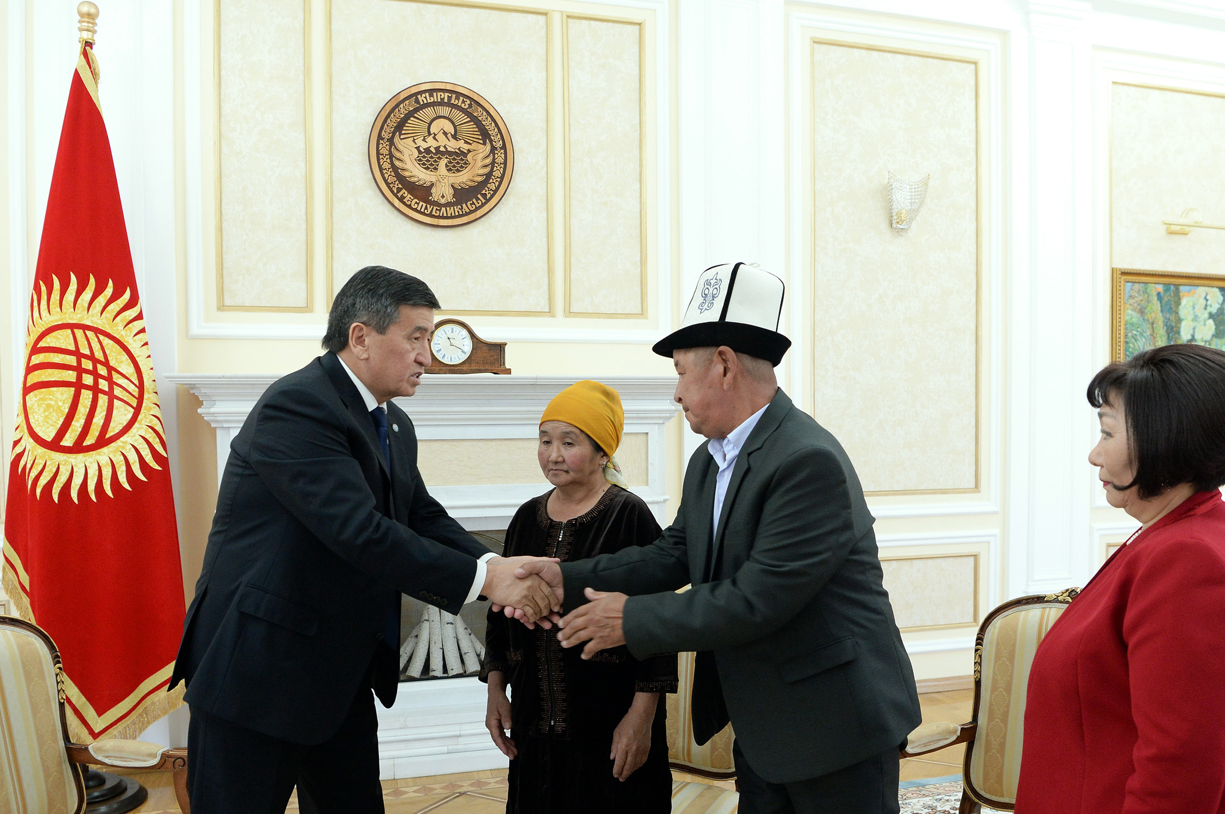 Президент Сооронбай Жээнбеков вручил медаль «Эрдик» Уланбека Эгизбаева родителям погибшего журналиста