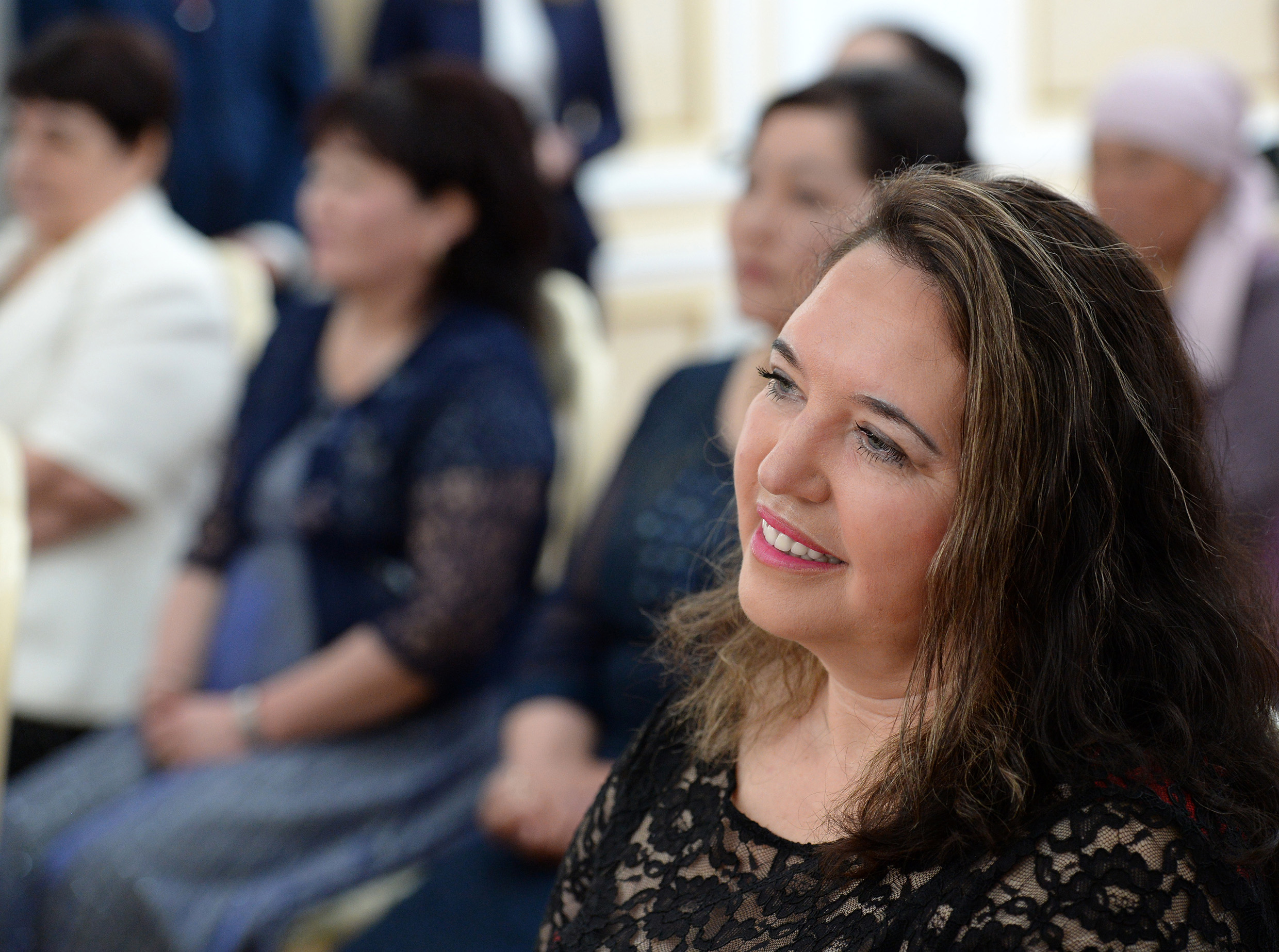 Президент Сооронбай Жээнбеков ко Дню Матери вручил награды многодетным матерям
