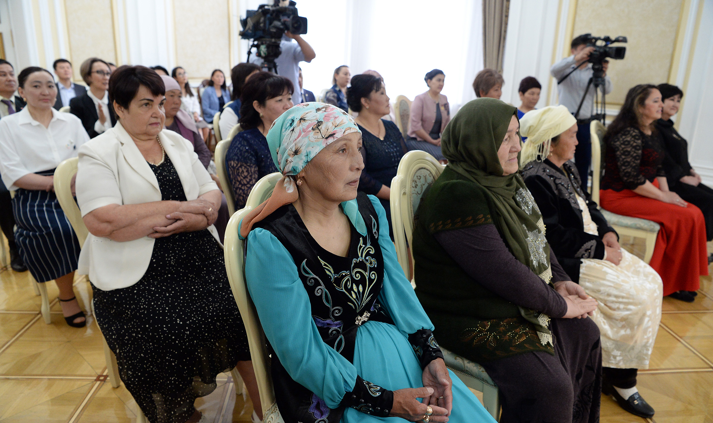 Президент Сооронбай Жээнбеков ко Дню Матери вручил награды многодетным матерям