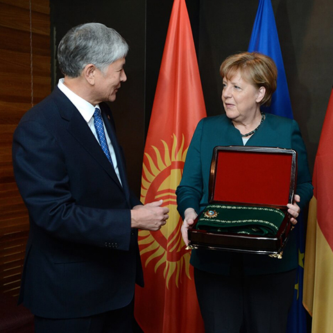 Вручение ордена «Курманжан Датка» Федеральному канцлеру Германии Ангеле Меркель