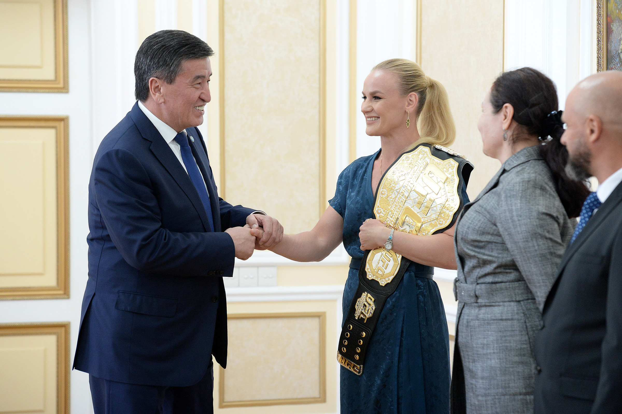 Президент Сооронбай Жээнбеков встретился с чемпионкой мира Валентиной Шевченко