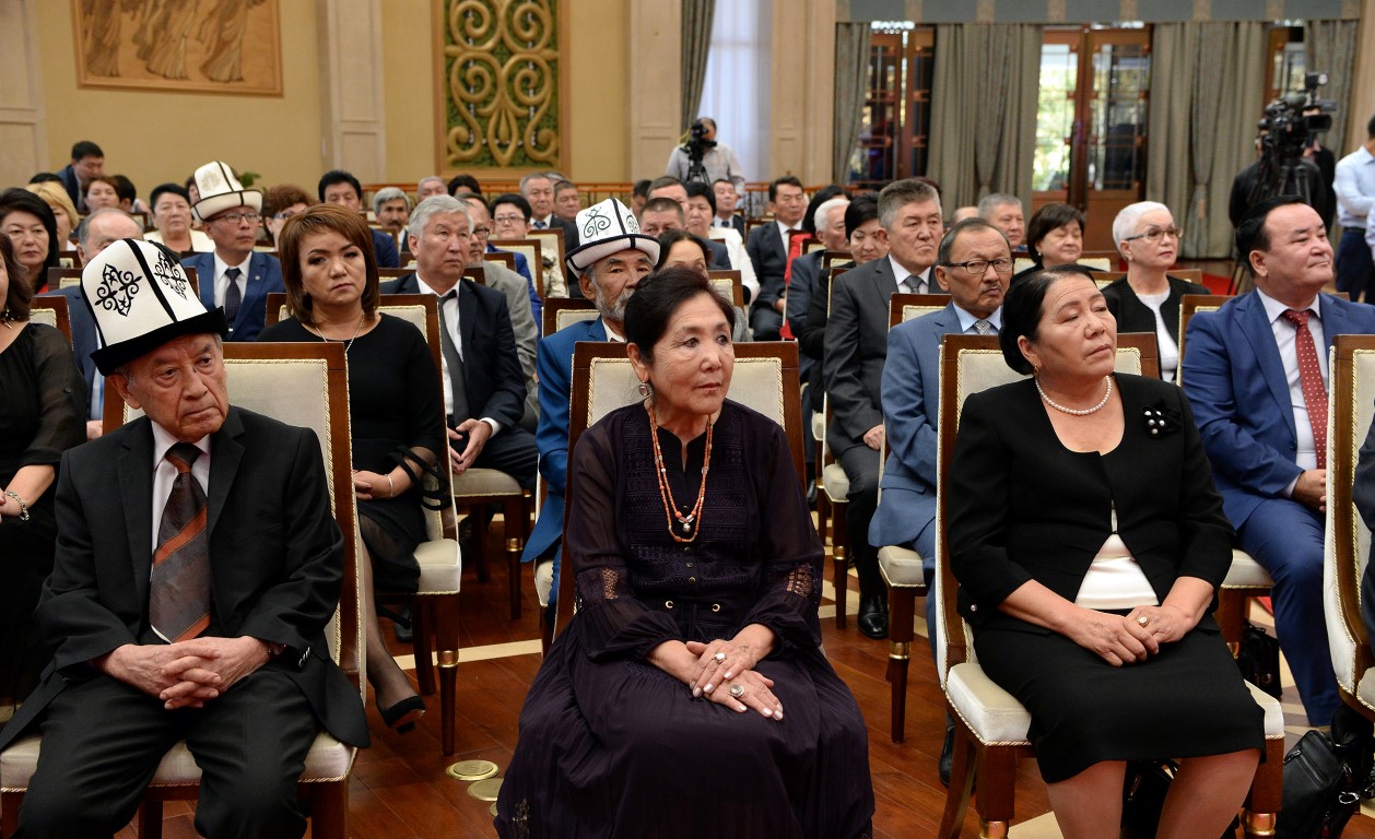 Президент Сооронбай Жээнбеков наградил кыргызстанцев государственными наградами
