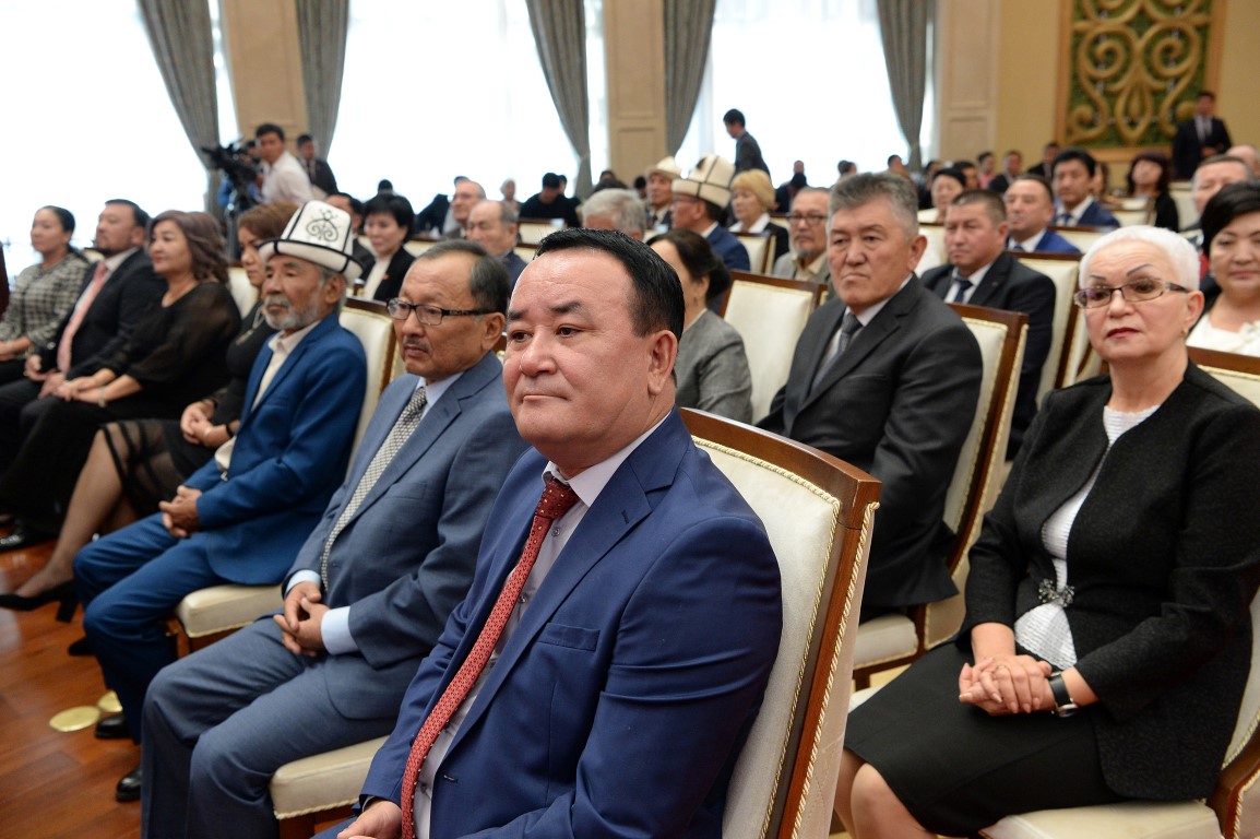 Президент Сооронбай Жээнбеков наградил кыргызстанцев государственными наградами