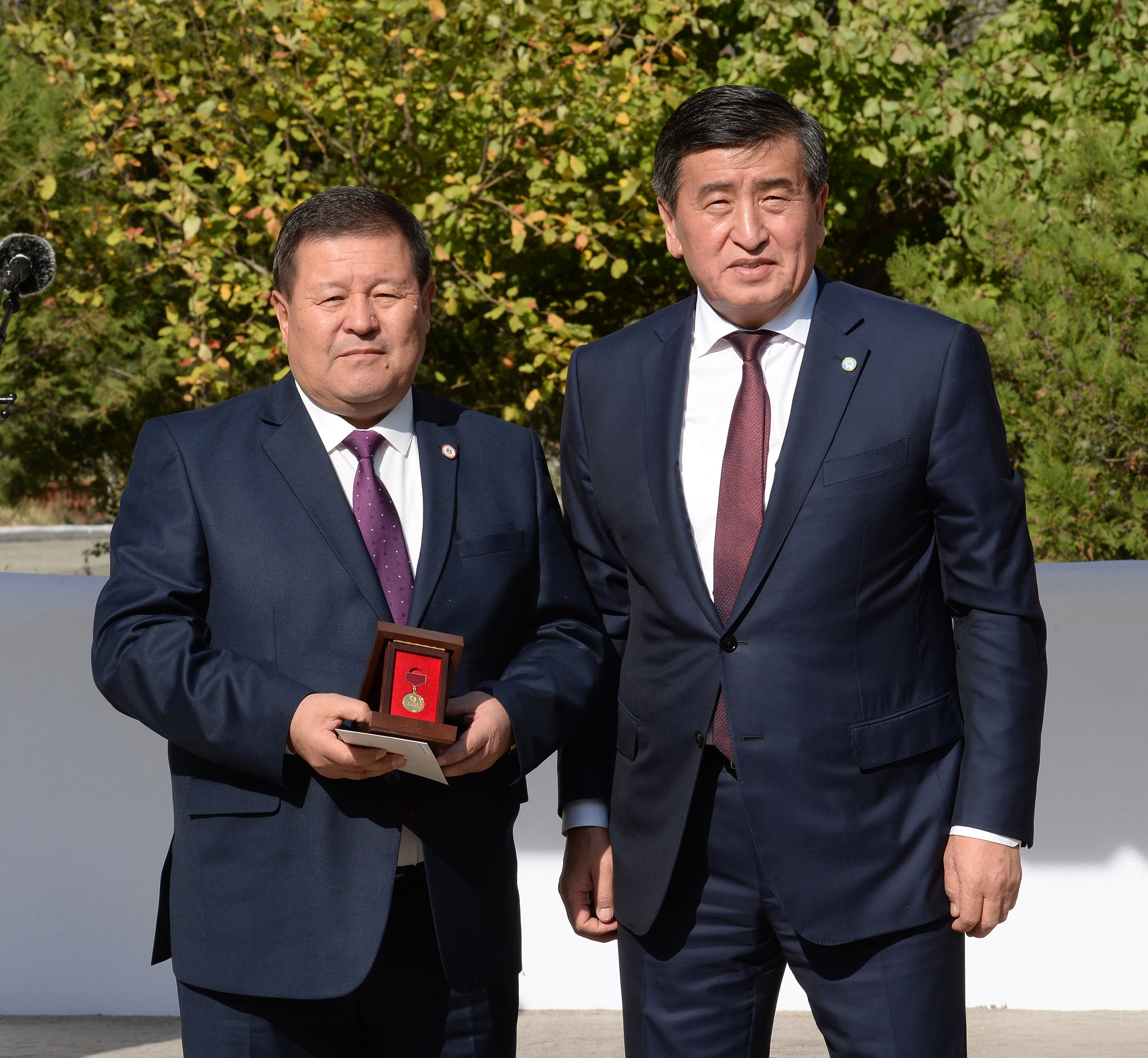Президент Сооронбай Жээнбеков наградил отличившихся работников энергоотрасли 18/10/2019