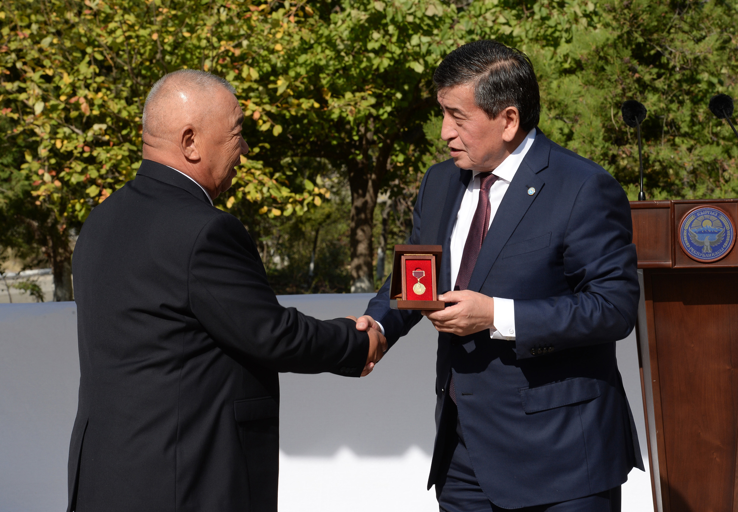 Президент Сооронбай Жээнбеков наградил отличившихся работников энергоотрасли 18/10/2019